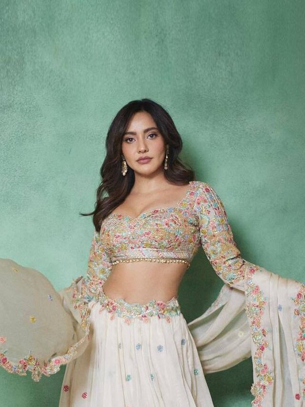 नेहा शर्मा सफेद लहंगा