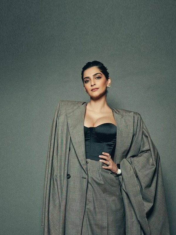 सोनम कपूर आहूजा ब्लेज़र स्कर्ट