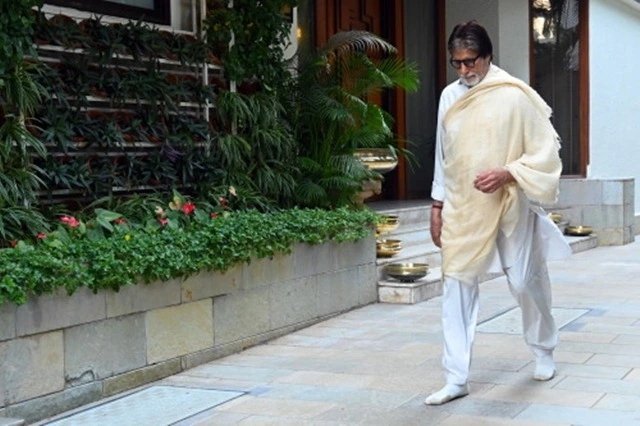 अमिताभ बच्चन अपने परिवार के साथ मुंबई में जलसा नामक बंगले में रहते हैं।