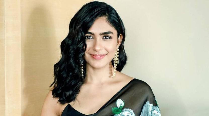 बाद में रश्मिका मंदाना की जगह मृणाल ठाकुर ने ले ली।