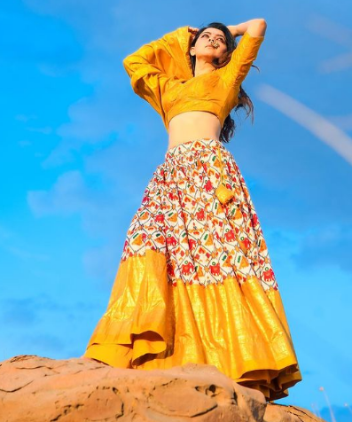 सोनाली कुलकर्णी के सोशल मीडिया पर जबरदस्त फैन फॉलोइंग है।