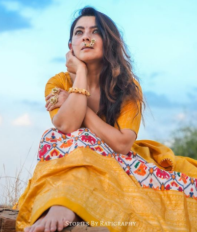 इस हैंडसम लुक में सोनाली की खूबसूरती निखर कर सामने आई है।