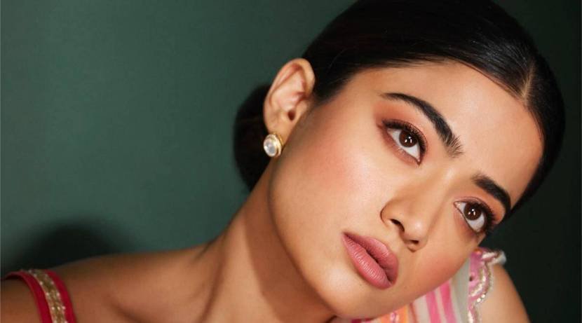 फिल्म पहले रश्मिका को ऑफर की गई थी। लेकिन उसने किन्हीं कारणों से उसे अस्वीकार कर दिया।