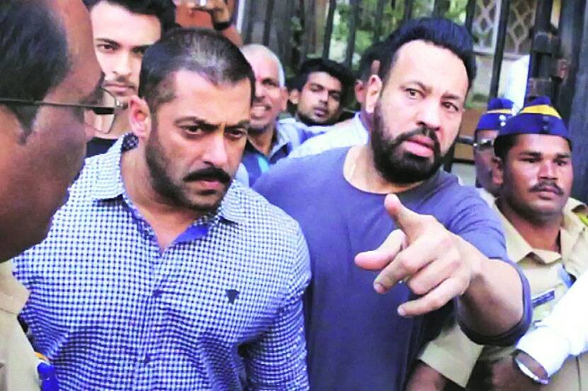 इस पार्टी के बाद जब सलमान चंडीगढ़ गए तो फैंस ने उन्हें घेर लिया।