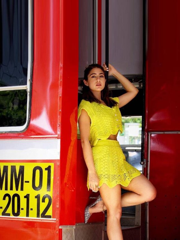 सारा-अली-खान-मुंबई-बेस्ट-बस
