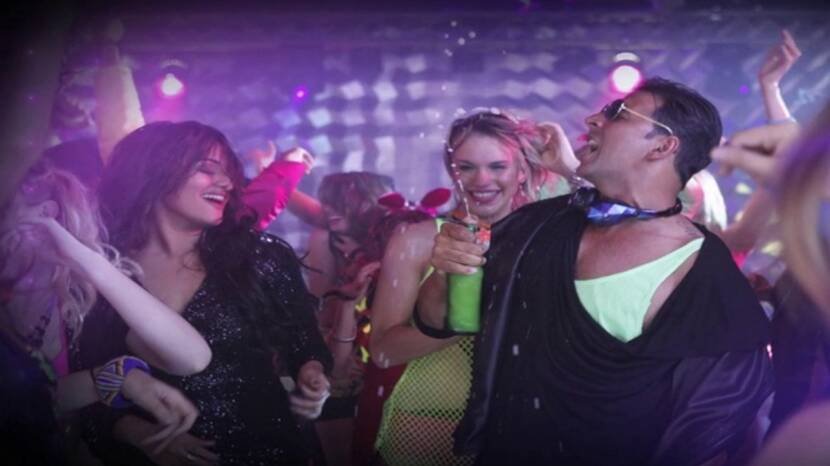 इस गाने में 600 विदेशी मॉडल्स ने बैकग्राउंड डांसर्स के तौर पर परफॉर्म किया था। (स्रोत: स्क्रीन शॉट)