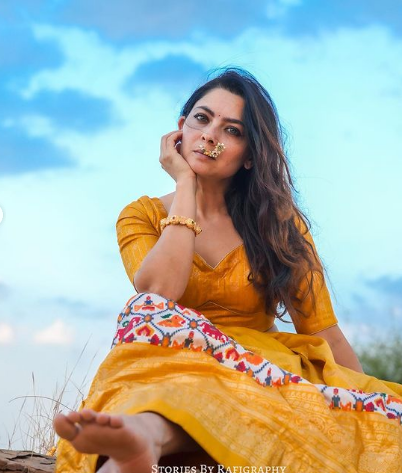 सोनाली ने इस लुक को ढीले बालों और हाथों में चूड़ियों और नाक के स्टड से पूरा किया है।