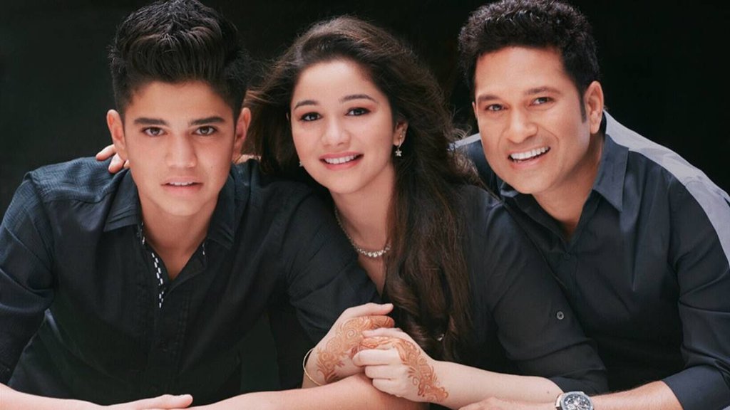 Sachin Tendulkar | Arjun Tendulkar | Sara Tendlkar | Sara Tendlkar gets emotional after arjun tendulkar maiden ipl wicket |