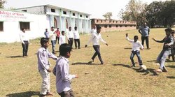स्कूल फीस भरने में हुई देरी तो प्रिंसिपल ने छात्र को क्लास के बाहर जमीन पर बैठाया, पिता ने किया फोन तो उड़ाया मजाक