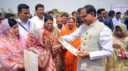 कोरोना की तुलना में दिग्विजय और कमलनाथ ने पहुंचाया कांग्रेस को ज्यादा नुकसान, शिवराज ने कसा तंज