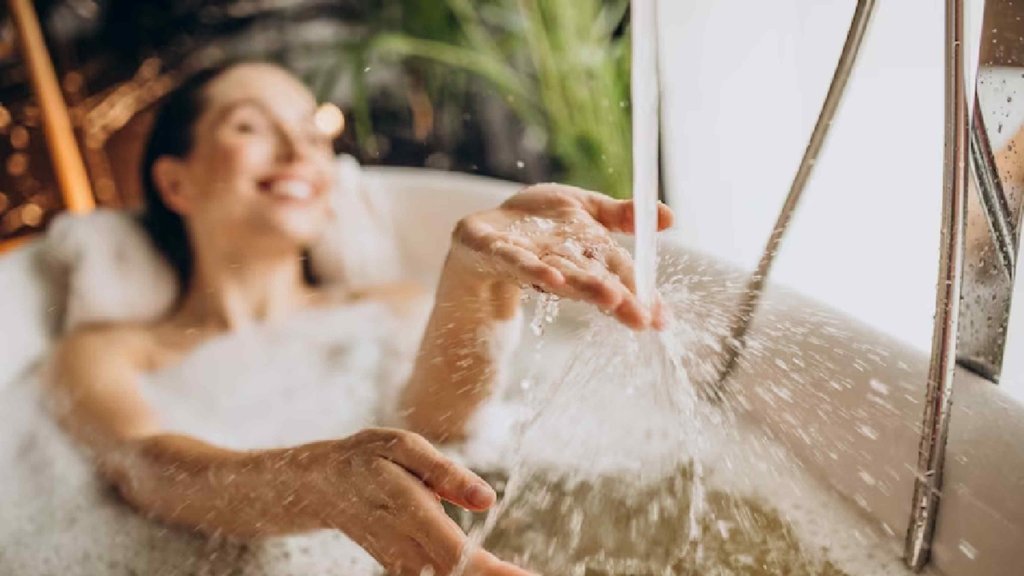 ways to remove money problem, water totke, water remedies, kapoor ke upay, kapoor ke uapy bath, champor upay bath water,