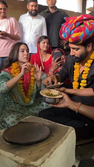 sara vicky promoting film zara hatke zara bachke