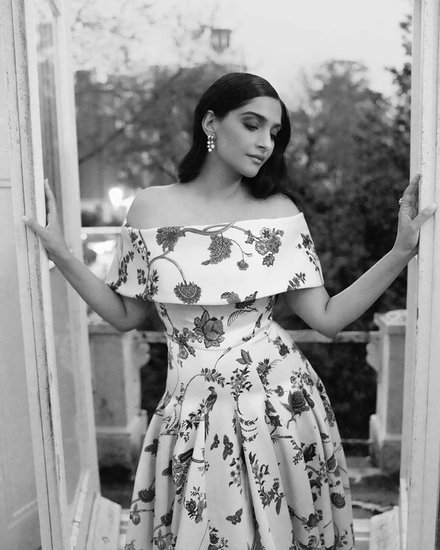 sonam kapoor coronation concert