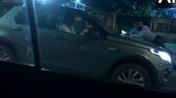 कार के बोनट पर लटका कर दिल्ली की सड़कों पर दौड़ाया, फिर ऐसे बची जान, देखें वीडियो