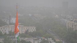 तेज हवाओं से दिल्ली पर छाई धूल की चादर, शाम तक बारिश के आसार