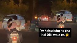 चलती स्कूटी पर गले मिलते कपल का वीडियो वायरल, लोग बोले-ये इश्क नहीं रिस्क है