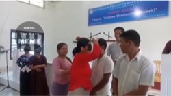 आंखों पर पट्टी बांधकर महिला ने ऐसे खोजा पति, ट्रिक देखकर रोक नहीं पाएंगे हंसी