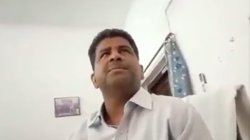 यूनिवर्सिटी का HOD छात्रा से मांग रहा था KISS, बन गया वीडियो; भड़के लोग