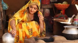 Bhojpuri Actress: भोजपुरी एक्ट्रेस का देसी अवतार; लाइमलाइट से दूर गांव में चूल्हा फूंकते दिखीं, देखिए फोटो