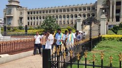 अब लगे हाथ दो दो चम्मच पी भी लीजिए- कांग्रेस कार्यकर्ताओं ने गौमूत्र से साफ किया विधानसभा, आ रहे ऐसे रिएक्शन