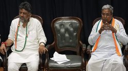 डी के शिवकुमार या सिद्धारमैया, कौन होगा कर्नाटक का CM? सस्पेंस बरकरार, दिल्ली में डटे दोनों दिग्गज