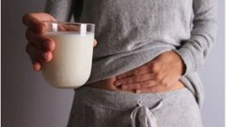 Lactose Intolerance: दूध भी कर सकता है पेट पर वार, हाज़मे को देता है बिगाड़, जानें क्यों कुछ लोगों को दूध नहीं पचता