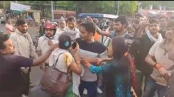 गैर मर्द संग पत्नी को देख शख्स ने खोया आपा, आ पहुंची दूसरे की भी वाइफ, जमकर हुआ हंगामा