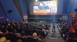 सिनेमाघर में भी शतक के गवाह बने लोग