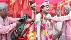 शादी में दूल्हे ने की मोटर साइकिल की मांग तो ससुर ने सबके सामने चप्पलों से पीटा! वायरल हो रहा वीडियो