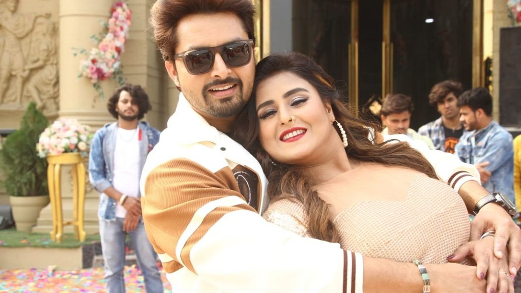 Monalisa Husband Vikrant Singh Rajput Romantic