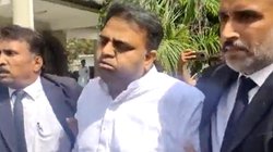 पुलिस को देखते ही गाड़ी छोड़ फरार हुआ पाकिस्तानी नेता, यूजर्स ऐसे ले रहे हैं मजे