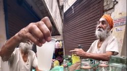 78 साल की उम्र में नींबू सोडा बेचते सिख बुजुर्ग का वीडियो हो रहा वायरल; कहानी सुन भावुक हो गए लोग