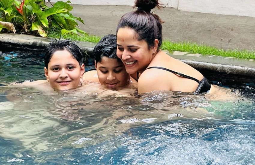 Pushpa fame Actress Anasuya Bharadwaj Enjoying vacation