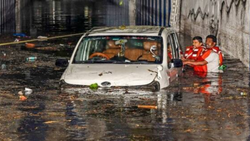 बेंगलुरु की ‘जानलेवा बारिश’, अंडरपास में डूबी गाड़ी, एक लड़की की मौत, 6 का रेस्क्यू