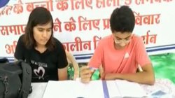 हॉलिडे-होमवर्क के खिलाफ बच्चे का अनोखा प्रोटेस्ट, कॉपी पेन लेकर पहुंचा कलेक्ट्रेट, मां भी दे रही साथ