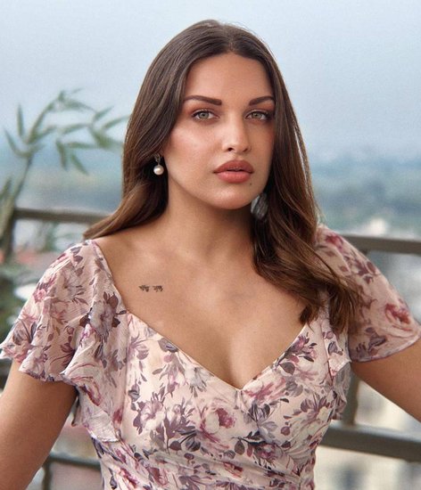 Himanshi Khurana glamorous look