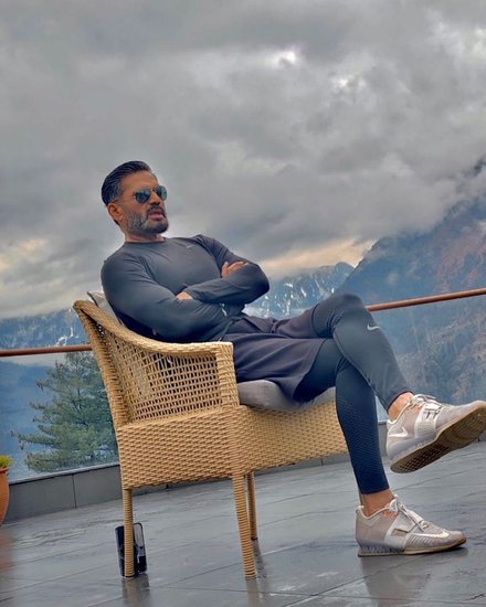 सुनील शेट्टी के वर्कफ्रंट की बात करें तो वह इन दिनों फिल्मों के अलावा वेब सीरीज में काम करते नजर आ रहे हैं। वह वेब सीरीज 'धारावी बैंक' और 'हंटर' में काम करते दिखाई दिए थे। अब जल्द ही वह फिल्म 'हेरा फेरी 3' में काम करते नजर आएंगे। (Source: @suniel.shetty/instagram)