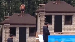 छत से स्विमिंग पूल में कूदने वाला था व्यक्ति, हुआ कुछ ऐसा कि मच गई चीख-पुकार