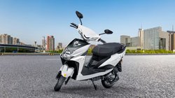 EV buying guide: 60 हजार से कम में मिलने वाला Thunderbolt EZ इलेक्ट्रिक स्कूटर करता है सिंगल चार्ज पर 90 तक की रेंज का दावा