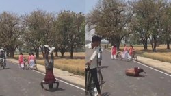 सड़क पर लड़कियों के सामने स्टंट कर रहा था लड़का, टूट गई हड्डी; देखिए वीडियो