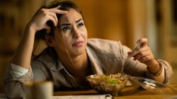 Crocodile Tears Syndrome: अजीबोगरीब बीमारी जिसमें खाना खाते-खाते रोने लगता है इंसान, जानें क्यों होता है ऐसा