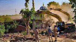 Dahod Demolition Drive: गुजरात में सदियों पुरानी एक मस्जिद, चार मंदिर और तीन दरगाह ध्वस्त, तैनात किए गए थे 450 पुलिस वाले