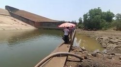 महंगा फोन जलाशय में गिरा तो पंप लगा बहा दिया पानी; अधिकारी की हरकत पर भड़के लोग