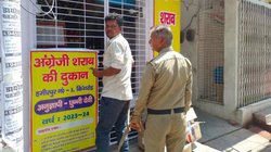 हथकड़ी लगे व्यक्ति की शराब खरीदते फोटो हुई वायरल, लोग ऐसे ले रहे मजे