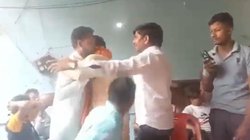 चुनाव जीतकर बसपा प्रत्याशी से मिलने पहुंचे भाजपा पार्षद तो जड़ दिया थप्पड़, वायरल वीडियो पर आ रहे ऐसे रिएक्शन