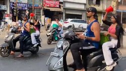 बीच सड़क स्कूटी पर लगे नहाने; वायरल हुआ वीडियो तो बढ़ी मुसीबत