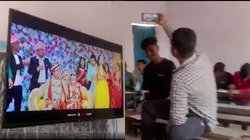 टीवी पर चल रहा था पवन सिंह का गाना और बच्चे दे रहे थे परीक्षा; वायरल वीडियो पर लोग ऐसे ले रहे मजे