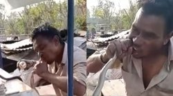 जिंदा सांप को चबाने लगा आइसक्रीम बेचता शख्स, वायरल वीडियो देख भड़क उठे लोग