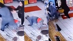 छेड़खानी से परेशान होकर महिला ने शख्स को सिखाया सबक, मुंह पर की मुक्कों की बरसात