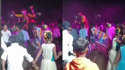 दूल्हे को कंधे पर बैठाकर युवक ने किया ऐसा डांस, लोग बोले- तीतर बना दिया